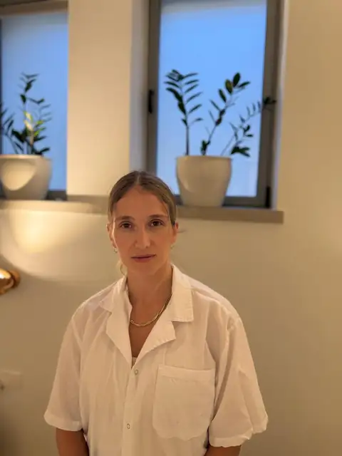 דיוקן מקצועי של טל בירם סויסה בחלוק לבן
